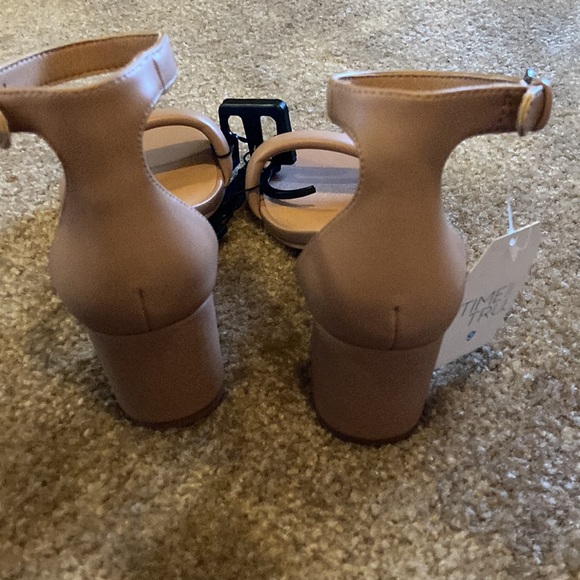 New tan heels - Picture 3 of 6